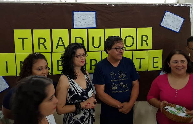 Feira atraiu a comunidade escolar com conhecimento sobre a Língua Brasileira de Sinais. Foto: Arquivo da Escola